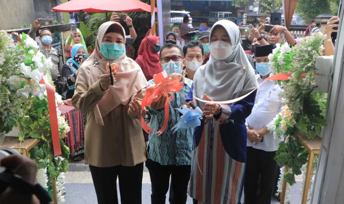 Terharu!, Pengguna Jalan dan Polisi berhenti Sejenak saat detik-detik Proklamasi dan Nyanyikan Lagu Indonesia Raya